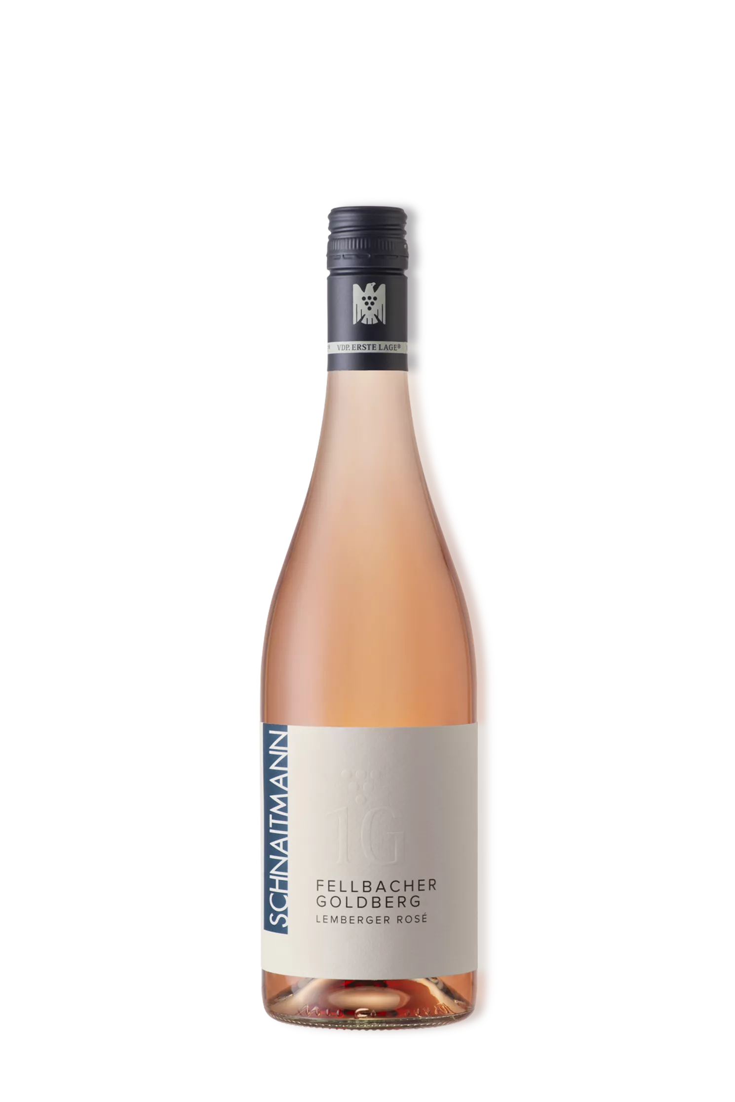 Eine Flasche Schnaitmann Fellbacher Goldberg Lemberger Rosé mit hellrosa Farbe, schwarzem Schraubverschluss mit der Aufschrift "VDP. Erste Lage" und einem weißen Etikett.