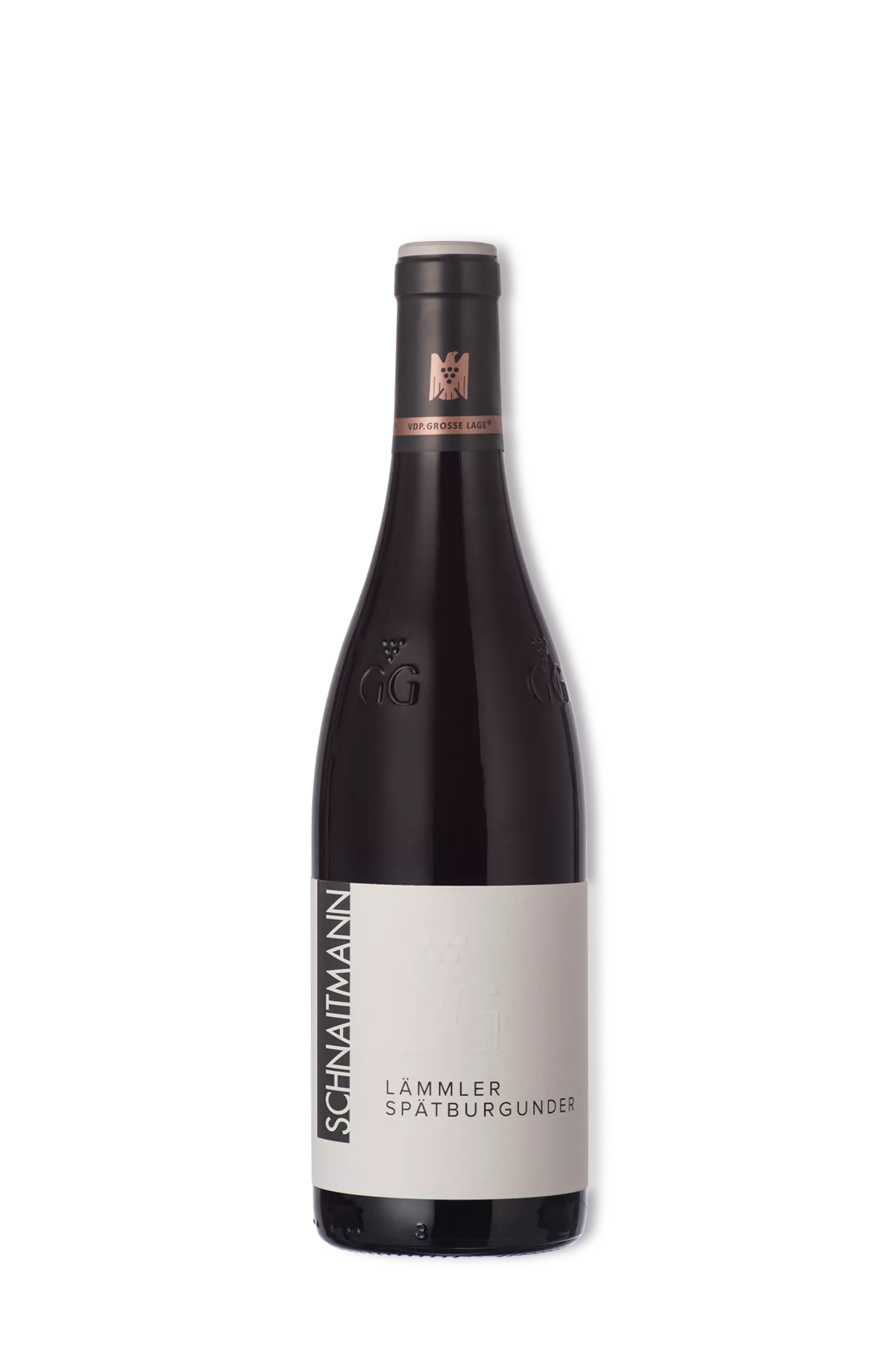 Eine Flasche Schnaitmann Lämmler Spätburgunder Rotwein mit einer dunkelgrauen Kapsel, auf dem in Gold der VDP. Adler prangt und "VDP. Grosse Lage" geschrieben steht. Die Flasche hat ein minimalistisches weißes Etikett, auf dem vertikal der Name des Weinguts und horizontal die Weinsorte steht.